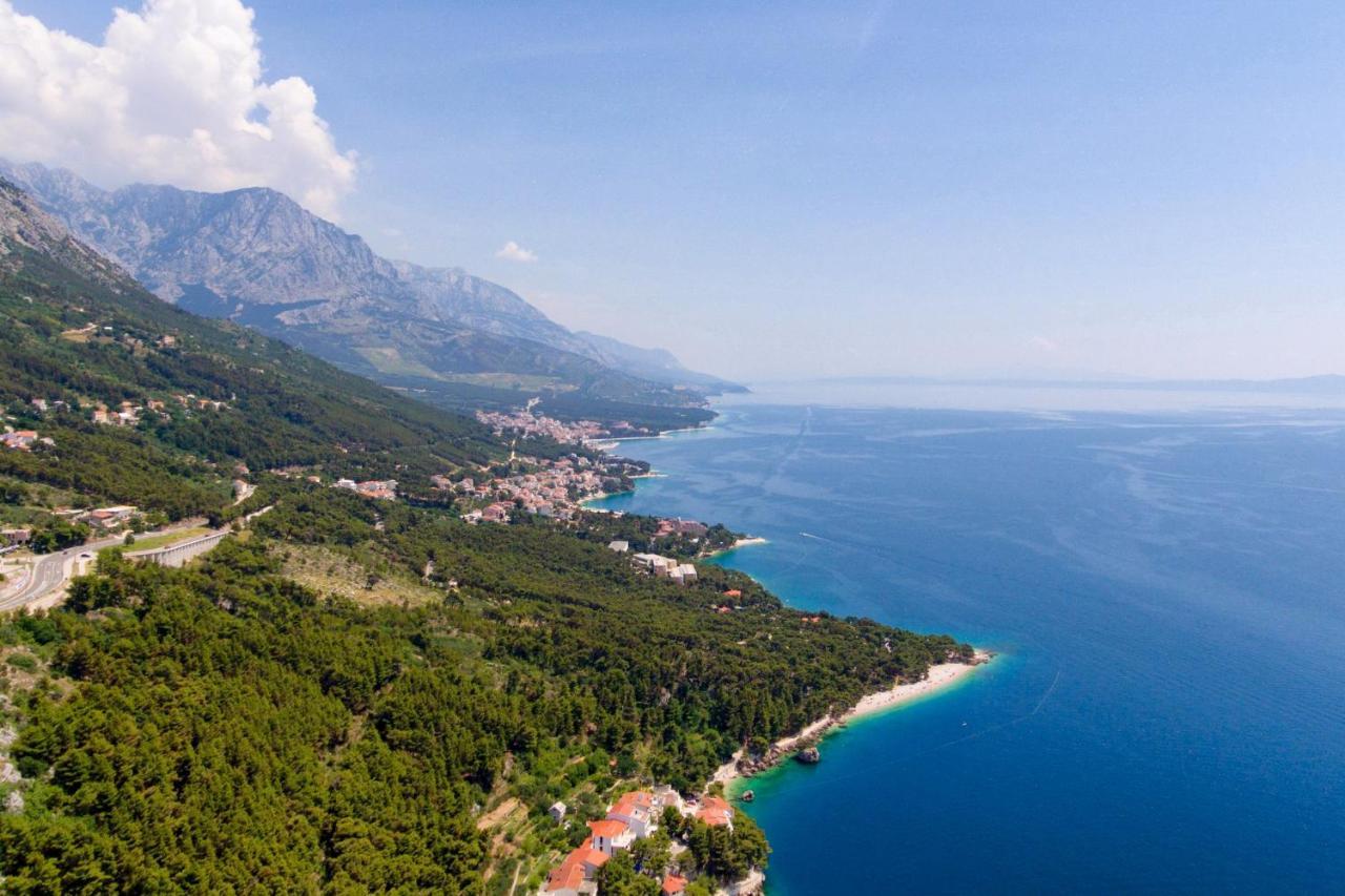 Apartments By The Sea Brela, Makarska - 11821 外观 照片