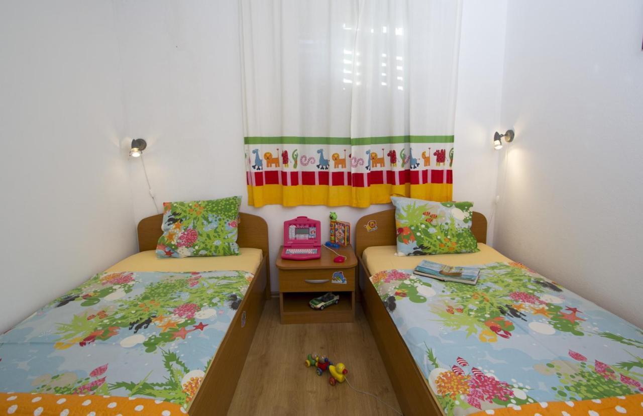Apartments By The Sea Brela, Makarska - 11821 外观 照片